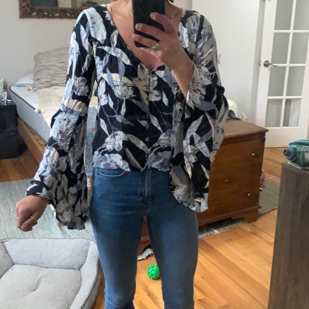 Billabong top with bell sleeves